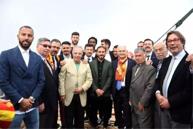 Bakan Kasapoğlu, İzmir'de yapımı süren statları gezdi