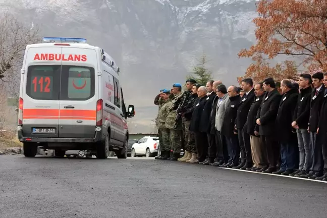 Yıldırım isabet etmesi sonucu şehit olan asker için tören