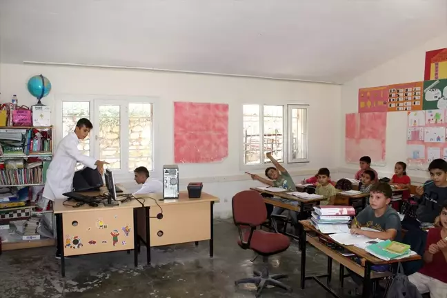 Hatay'da meslek lisesi öğrencileri köy köy dolaşıp bilgisayarları onarıyor