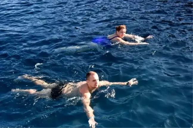 Antalya'da tatilcilerin deniz keyfi