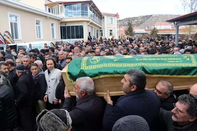 İsviçre'deki trafik kazasında ölen 3 kişinin cenazesi Tunceli'de toprağa verildi