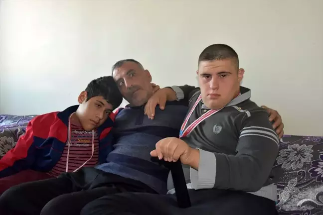 Görme engelli baba kapıcılık yaparak engelli çocuklarına bakıyor