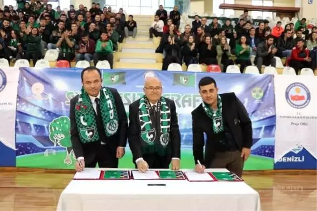 Sigarayla mücadeleye başlatan taraftarlar, kaleye sigara paketi fırlattı