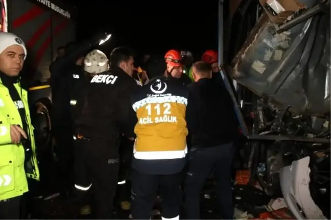 Düzce'de otobüs, otoyolda hatalı dönüş yapan TIR'a çarptı: 2 ölü, 35 yaralı