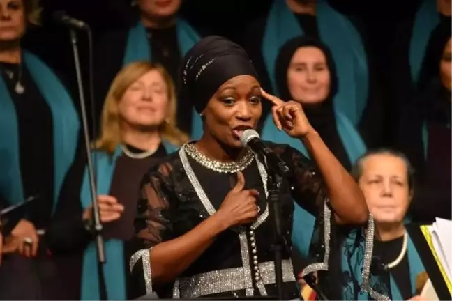 Della Miles, Mevlana'yı anma etkinliğinde ilahi söyledi