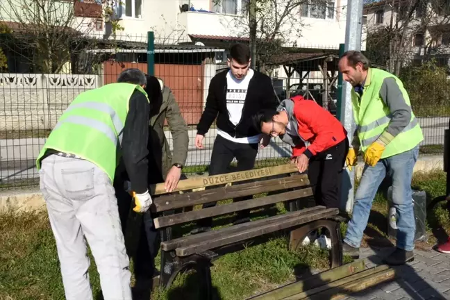 Üniversiteli öğrenciler çocuklar için parkları onardı