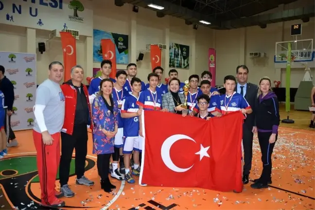Türkiye'nin efsane okulu GKV, Kurtuluş Kupasını kazandı