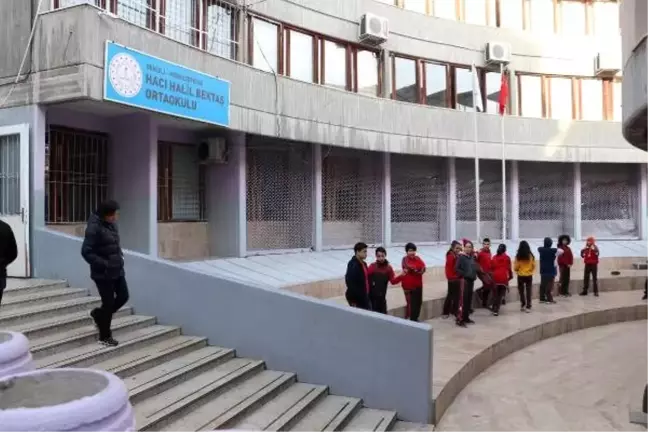 Denizli'de 30 öğrenci gıda zehirlenmesi şüphesiyle hastaneye kaldırıldı