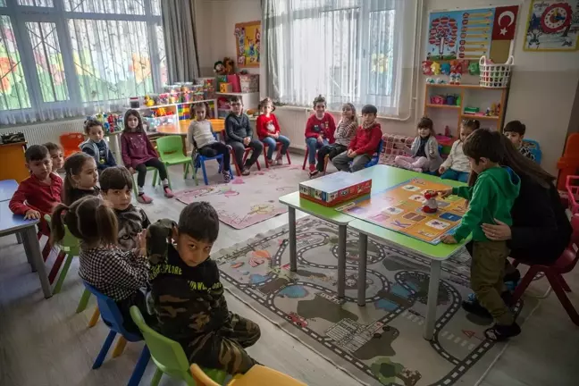 Minik öğrenciler şehrin göbeğinde doğayla iç içe geleceğe hazırlanıyor