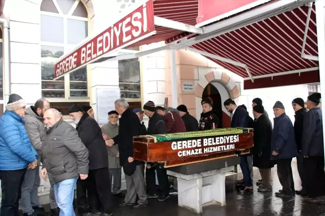Gerede'de vefat eden 103 yaşındaki emekli imam, görev yaptığı türbeye defnedildi