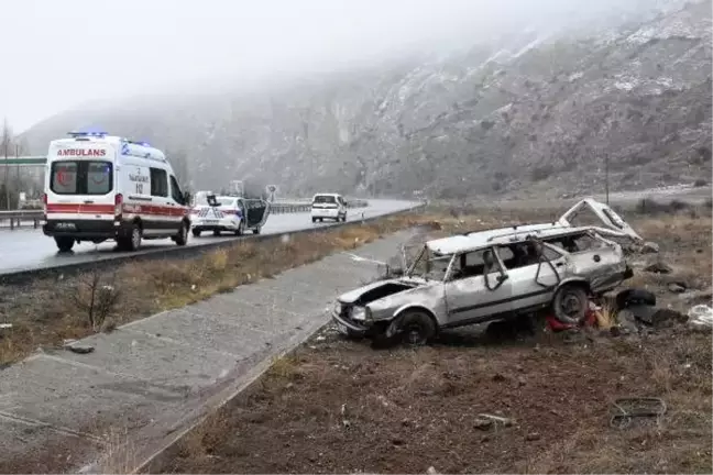 Otomobil, karlı yolda şarampole devrildi: 4 yaralı