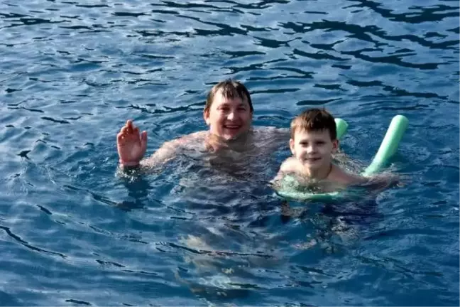 Rus turistler yılın son günlerinde Demre'de denize girdi