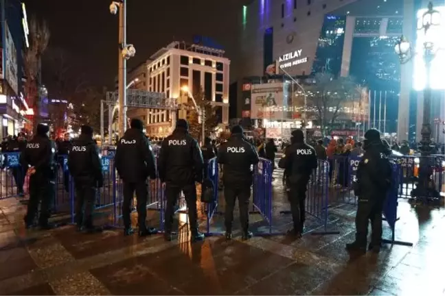 Başkent'te yılbaşı, Kızılay Meydanı'nda kutlandı