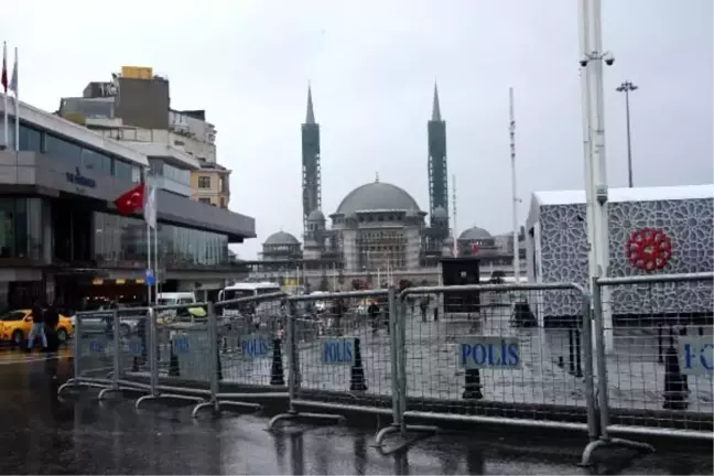 Taksim Meydanı ve Ortaköy'de yılbaşı hazırlıkları