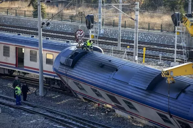 Ankara'da raydan çıkan boş tren hatta yerleştirildi