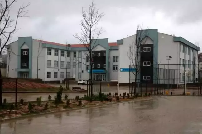 Sultanbeyli'de okulun rögarı taştı; derslere ara verildi