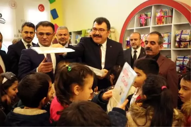 TÜBİTAK Başkanı Mandal, Tokat'ta öğrencilere kitap dağıttı