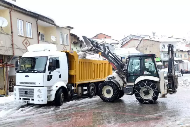 Çelikhan'da belediye karla mücadele ediyor