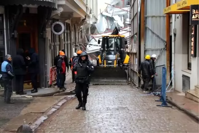 Beyoğlu'nda çöken binanın enkazı kaldırılıyor