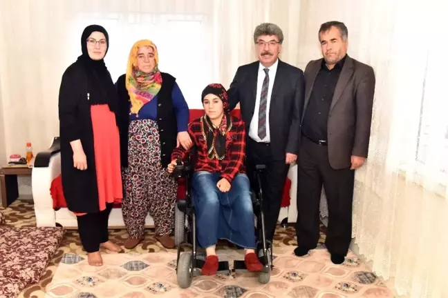 Engelli genç kız akülü tekerlekli sandalyesine kavuştu