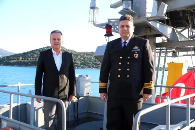 Askeri gemi Mustafa Ertuğrul için Kaş'a demirledi