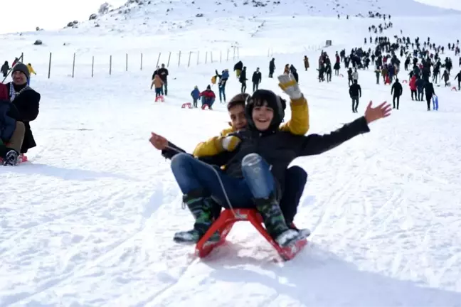 Güneydoğu'nun tek kayak merkezi Karacadağ doldu taştı