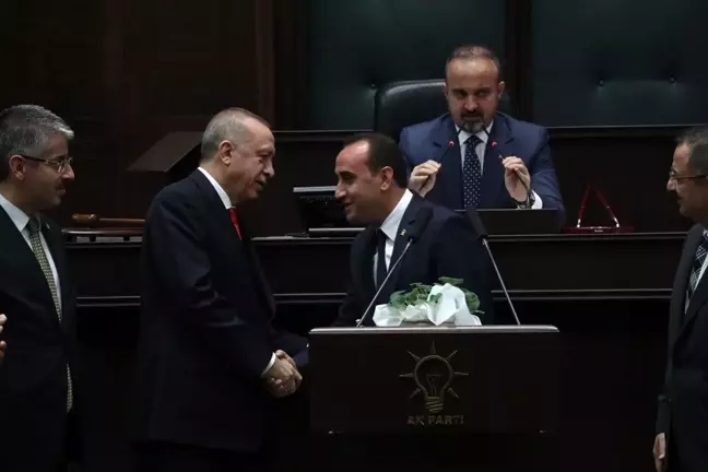Cumhurbaşkanı Erdoğan, İYİ Parti'den AK Parti'ye geçen belediye başkanına rozet taktı