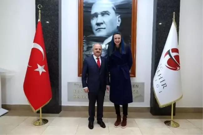 Milli voleybolcu Meryem Boz, Eskişehir Valisi'ni ziyaret etti