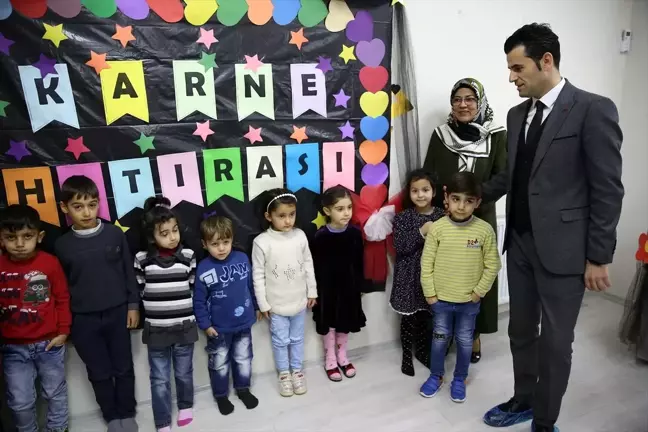 Diyarbakır'da 4-6 yaş grubu Kur'an kursu öğrencileri belgelerini aldı