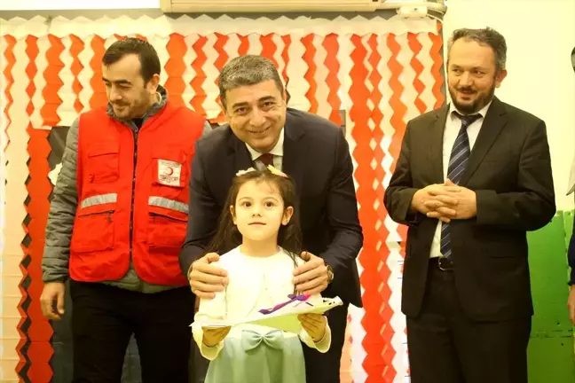 Türk Kızılay'dan öğrencilere karne hediyesi