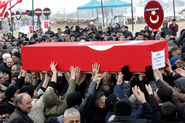 Şehit Piyade Sözleşmeli Er Fevzi Altınayak'ın naaşı Konya'da toprağa verildi