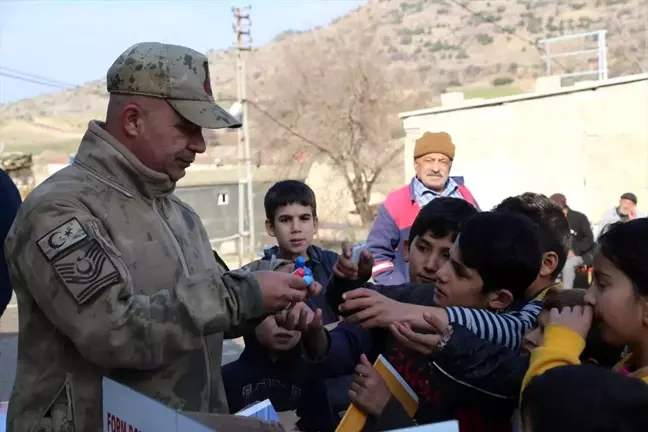 Türk Kızılay ekipleri ve jandarma köylerdeki çocukların yüzünü güldürdü