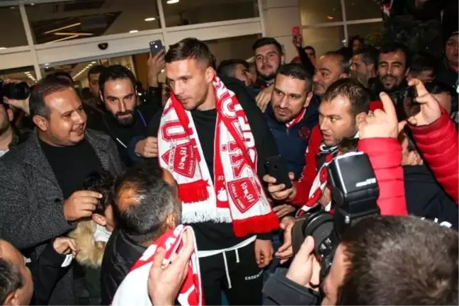 Antalyaspor'un anlaştığı Lukas Podolski kente geldi