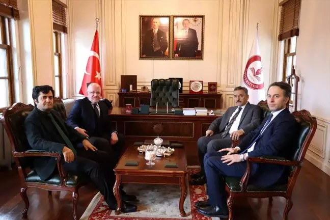 Vali Kaymak, SAMÜ'deki yabancı öğrencilerle buluştu