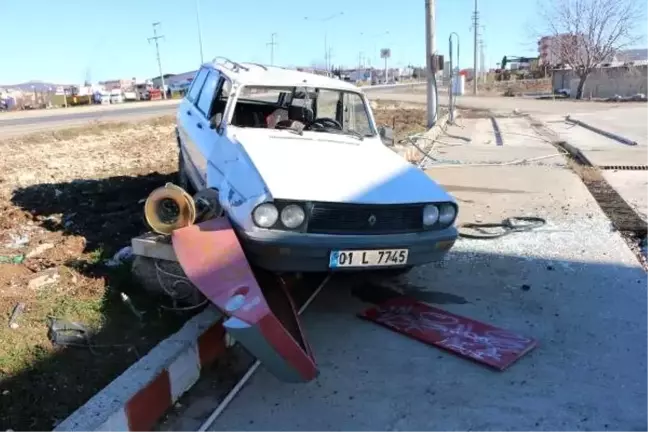 Otomobil önce yayaya sonra refüje çarptı: 1 ölü, 2 yaralı