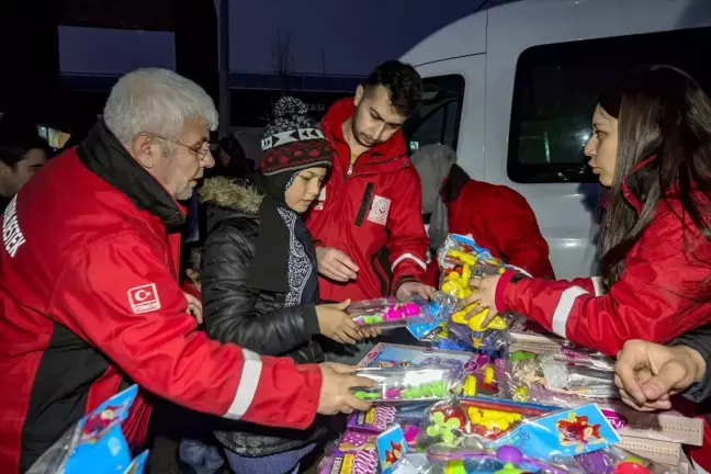 Elazığ'daki depremzede çocukların yüzü hediye edilen oyuncaklarla güldü