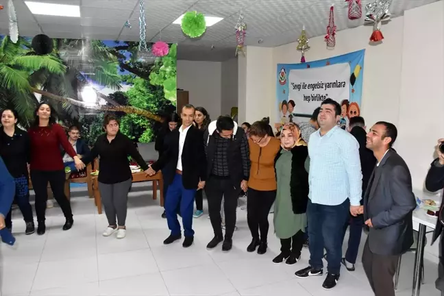 Adıyaman'da temizlik personeli, bakıma muhtaç hastalara moral verdi