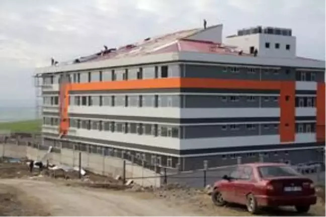Hatay'da fırtına ev ve okulların çatısını uçurdu