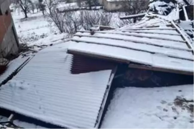 Simav'da fırtına nedeniyle bir binanın çatısı uçtu