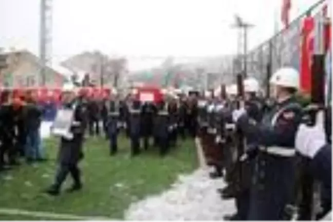 Şehit oğullarını Türk bayrağıyla uğurladılar