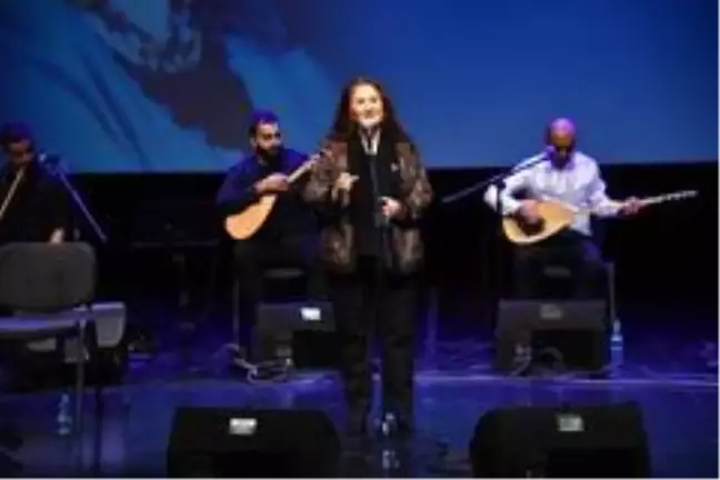 Sabahat Akkiraz 50'inci sanat yılını Kadıköy'de kutladı