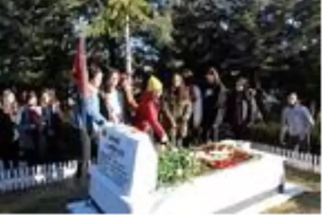 Türkiye'nin ilk kadın şehit pilotu Ayfer Gök, mezarı başında anıldı