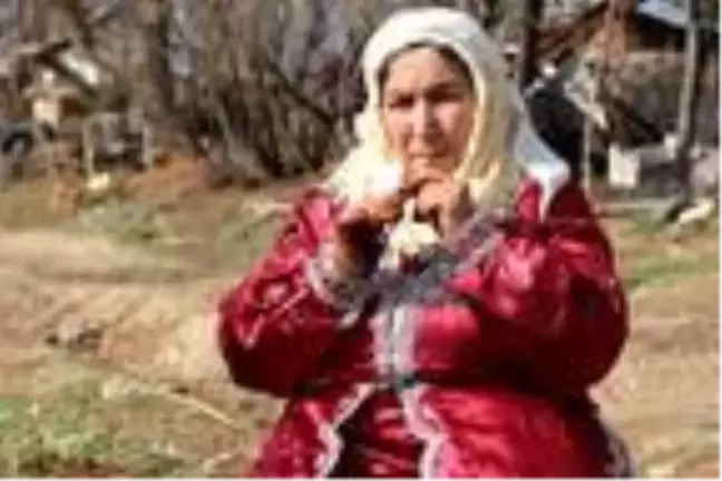 Kınalı elleriyle çaldığı sipsi ile 'Yaşayan İnsan Hazinesi' seçildi
