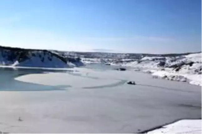 Tunceli'de baraj gölünün bir bölümü buz tuttu