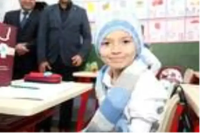 Kazada ölen oğulları için öğrencilere atkı ve bere dağıttılar