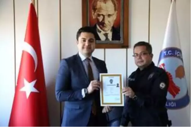 Yaşlı adamın dolandırılmasını önleyen polislere başarı belgesi