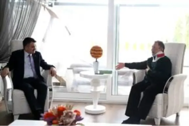 Bakan Pakdemirli, trafik kazası geçiren Özhaseki'yi ziyaret etti