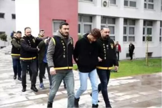 Gasp şüphelileri, otomobilin cam rüzgarlığından tespit edilerek yakalandı