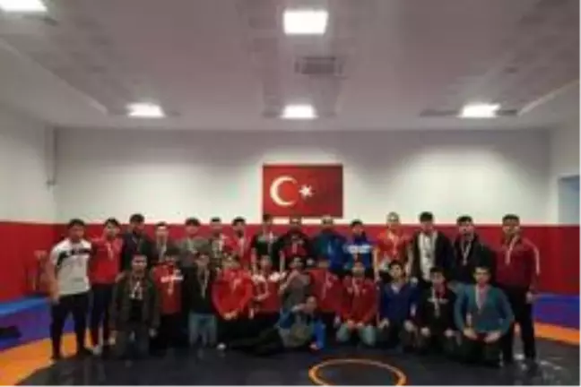 Büyükşehir sporcularından minderde büyük başarı