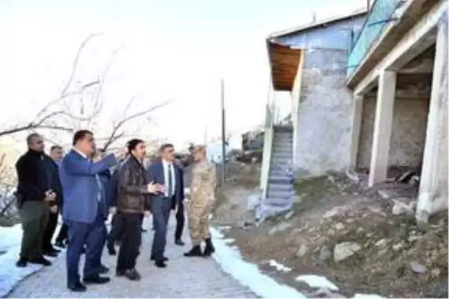 Malatya'da vali ve belediye başkanı deprem bölgesinde inceleme yaptı